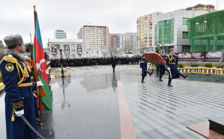 İlham Əliyev “Xocalı” abidəsini ziyarət etdi