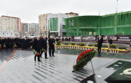 İlham Əliyev “Xocalı” abidəsini ziyarət etdi