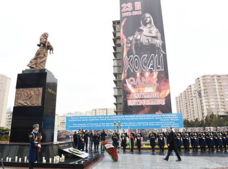 İlham Əliyev “Xocalı” abidəsini ziyarət etdi