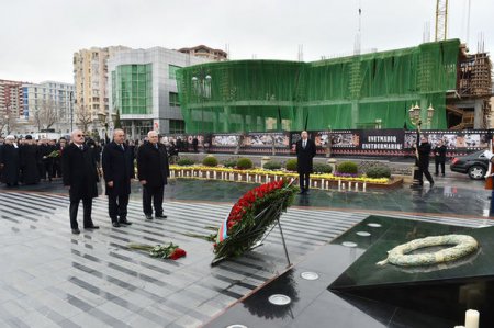 İlham Əliyev “Xocalı” abidəsini ziyarət etdi