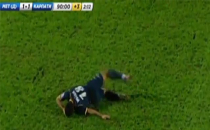 Hakimi aldatmaq istəyən futbolçu biabır oldu