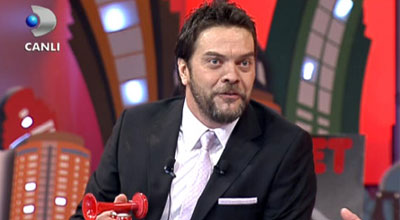 Məşhur şoumen: subay yatıb, evli oyanıram
