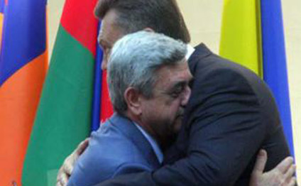 Serj iki oynaş arasında qalıb