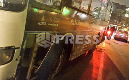 Bakıda sərnişin avtobusu qəzaya düşdü