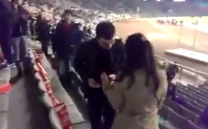 Bakıda stadionda qıza evlənmə təklifi aldı
