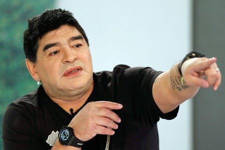 Maradona dodaq boyası vurub efirə çıxdı