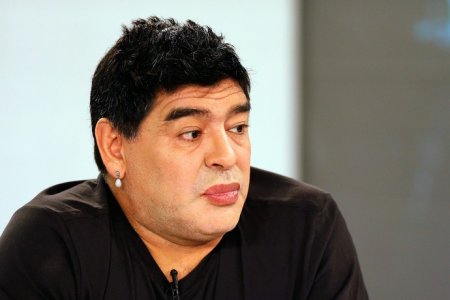 Maradona dodaq boyası vurub efirə çıxdı