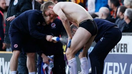 Millinin futbolçusunun burnu qırıldı