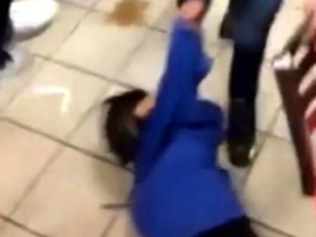 McDonalds-da qızlar rəfiqəsini döydülər