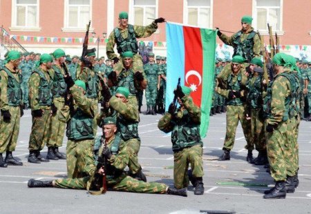 İyirmi beş minlik Azərbaycan ordusu cəbhə bölgəsində təlimlərdə