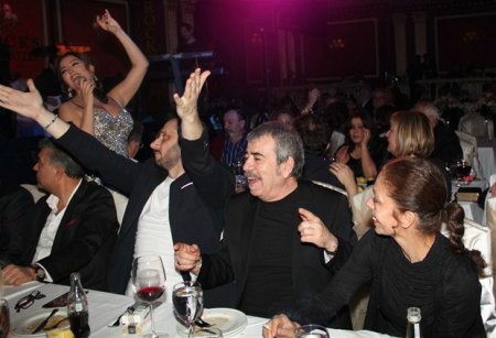 Aşkın Nur Yenginin bu geyimi çox danışılacaq
