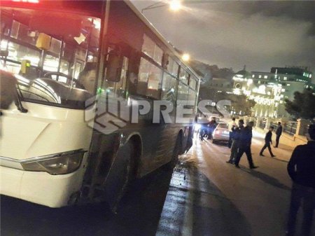 Bakıda sərnişin avtobusu qəzaya düşdü