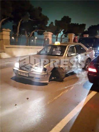Bakıda sərnişin avtobusu qəzaya düşdü
