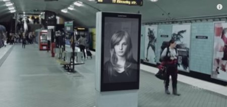 İlk baxışdan adi reklam lövhəsidir amma qatar keçəndə görün nə baş verir