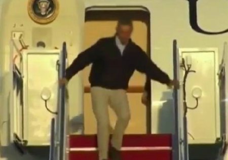 Obama az qala təyyarədən yıxılacaqdı