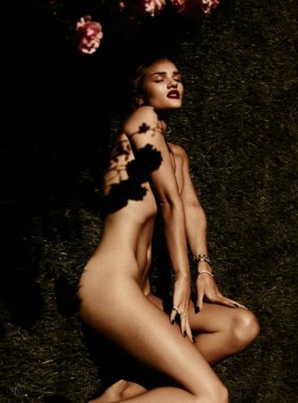 Super model bu lüt fotolarına "incəsənət əsəri" dedi