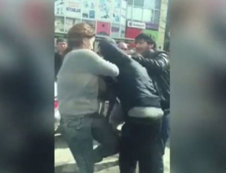 Bakıda qız ona sataşan oğlanı küçənin ortasında əzişdirdi
