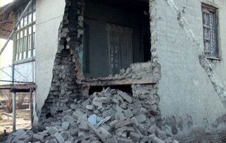 Bakıda külək yaşayış evinin damını uçurdu