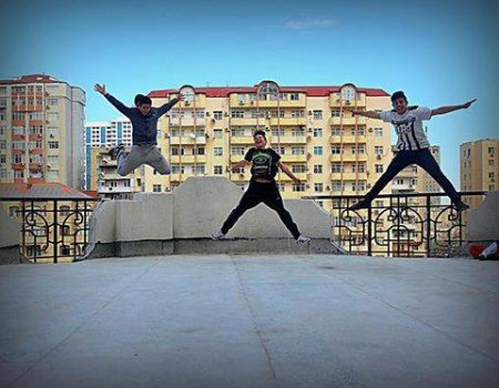 Bakıda çılğın gənclərin şok görüntüləri (+18)