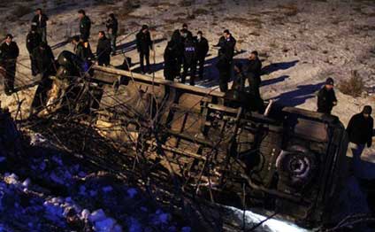 Avtobus aşdı: 18 ölü