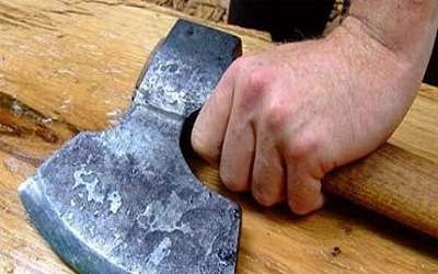 DƏHŞƏT: 30 yaşlı kişinin başını balta ilə parçaladılar