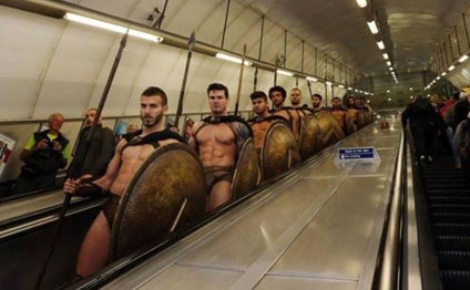 Metroda çılpaq aksiya