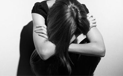 Ağdaşda qızını zorlayan ata həbs edilib, qardaşı isə intihar edib