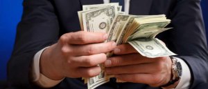 Bakıda vəkil 17 min dolları mənimsədi