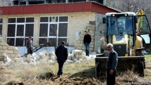 Hökumətin buldozerlərini gözləməyib evlərini özləri sökürlər