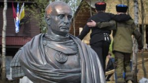 Putinin Roma imperatoru qiyafəsində heykəli qoyuldu