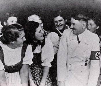 Hitlerin 4 yaşlı uşaqla çəkdirdiyi şəklinin sirri açıldı