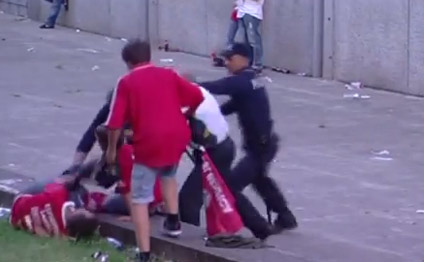 Avropa polisindən vəhşilik: azarkeş oğlunun yanında döyüldü