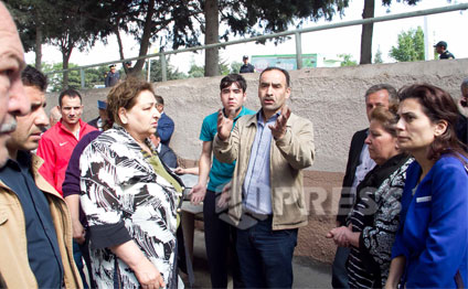 Yanan binanın sakinləri: “Mal cəhənnəm, Fərəhi kim qaytaracaq?”