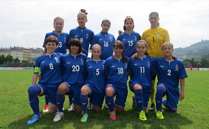 17 yaşlı qızlarımız futbol məşqinə başlayır