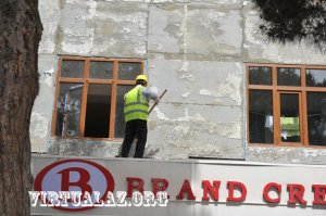 Bir çəkiclə sökülüb zibilliyə atılan on milyonlar...