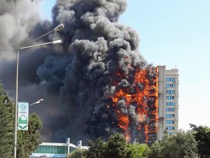 Bir çəkiclə sökülüb zibilliyə atılan on milyonlar... Bir çəkiclə sökülüb zibilliyə atılan on milyonlar...
