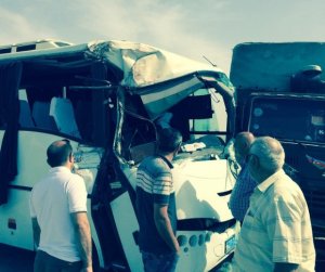 Sumqayıtda dəhşətli qəza: yük maşını avtobusa çırpıldı