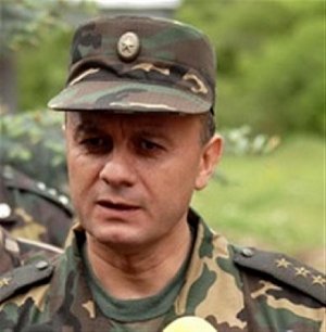 Ermənistanda hərbçilər müdafiə nazirini öldürmək istədi
