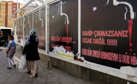 Dəhşətli seçki afişaları: qan axacaq