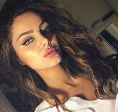 Özünü pornoulduza bənzədən qız kişilərin ağlını başdan aldı