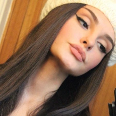 Özünü pornoulduza bənzədən qız kişilərin ağlını başdan aldı