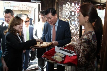 Koreyalı nazir Bakıda təndir çörəyinə qonaq edildi