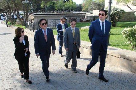 Koreyalı nazir Bakıda təndir çörəyinə qonaq edildi
