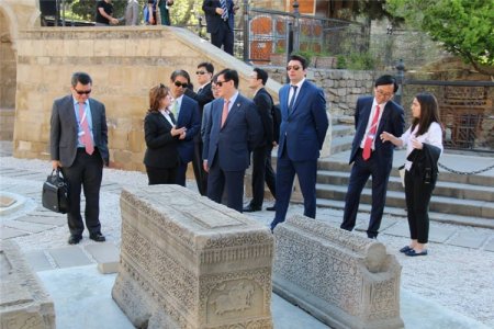 Koreyalı nazir Bakıda təndir çörəyinə qonaq edildi