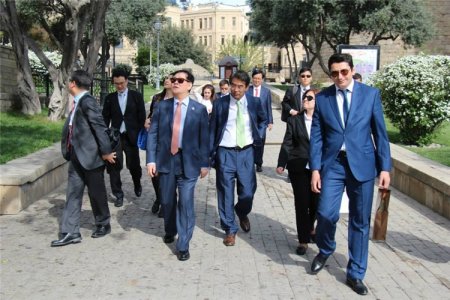 Koreyalı nazir Bakıda təndir çörəyinə qonaq edildi