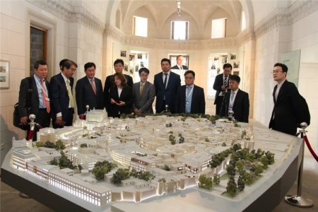 Koreyalı nazir Bakıda təndir çörəyinə qonaq edildi