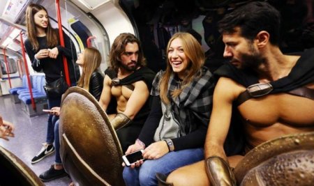 Metroda çılpaq aksiya