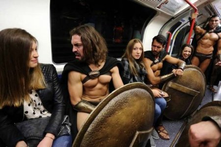 Metroda çılpaq aksiya