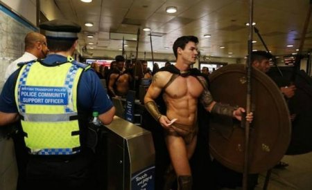 Metroda çılpaq aksiya