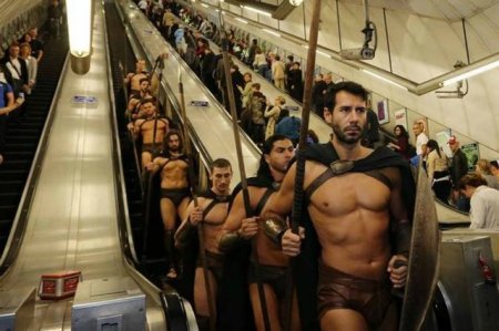 Metroda çılpaq aksiya